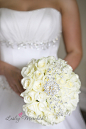 浪漫的白玫瑰婚礼--白玫瑰的手捧花、桌花和花门--汇聚婚礼相关的一切