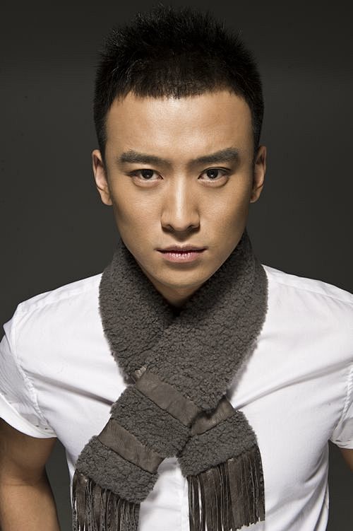 郑奇1984年8月4日出生于黑龙江省哈尔滨市毕业于中央戏剧学院2003级