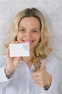 一个漂亮的女人正拿着一张白色的卡片准备复印