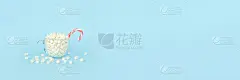 享受冬天吧，明信片。大透明杯的棉花糖与红色的棒棒糖在蓝色的背景。节日的概念。正面视图，贺卡复制空间横