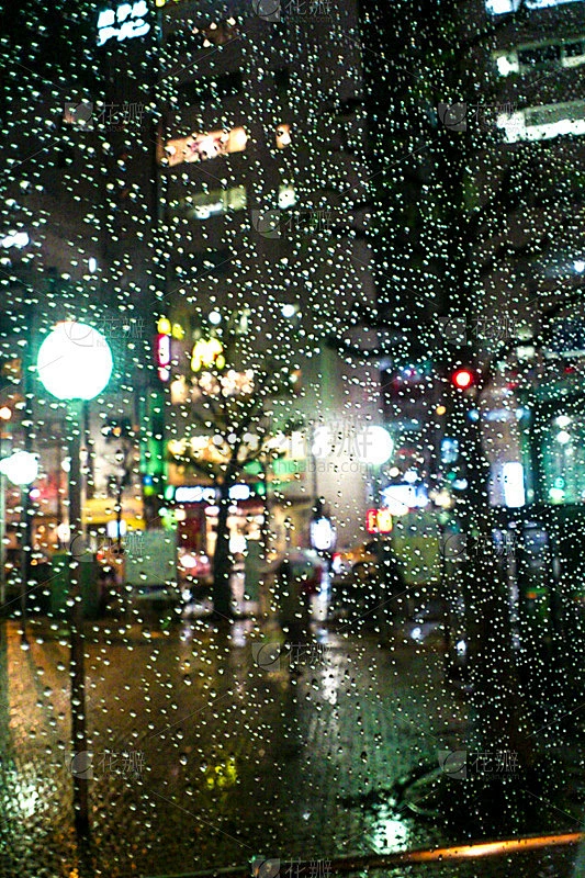 下雨的夜晚。素材-花瓣网