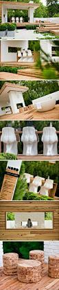 ‘NORD’ the 2012 Triple Medal Winning Show Garden By Marnie Lewis Design.这是一个斯堪的纳维亚风格的花园，白墙与木头。你可以看到很多家居用品设计：Casamania「Him & Her」裸座椅，餐桌，灯，餐具，凳子，浴缸⋯设计师想借此来表达斯堪的纳维亚地区的户外生活方式。