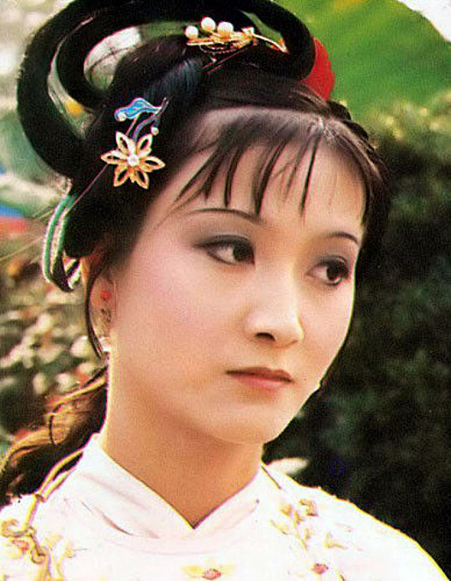 迎春一角先后有两个人扮演,一个是金莉莉,一个是牟一,播映后