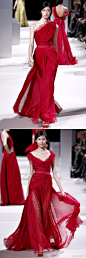 Elie Saab 两款红色礼服，斜肩 & V领 ，你爱哪款？