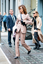 FashionModels Bella Hadid昨天这套街拍LOOK也太美了吧！粉色西装和胸包、白玫瑰的搭配非常完美了，甚至连卷发的蓬松度都刚刚好！ “养成型超模”这个称呼很贴切了～ ​​​​