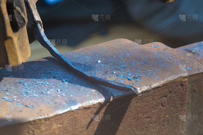 手工锻造金属的铁匠工具和固定装置