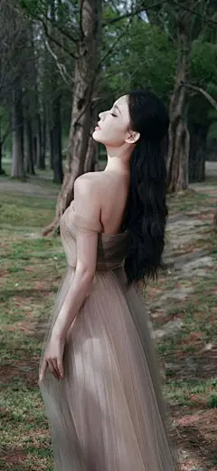 美女壁纸～林允，长裙随风轻轻摆动...@霁枫壁纸的动态