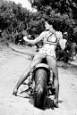 骑摩托车的复古女孩