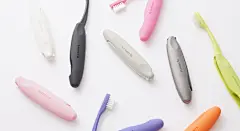 brillo 85030-85032 Portable Toothbrush | PRODUCT | METAPHYS : brilloとは、スペイン語で「ツルツル」の意味。食べたらすぐに歯を磨くということは、予防医学的にとても大切なことです。もうすでに習慣にされている方も多いけれど、歯ブラシにまでこだわっている方はまだまだ少ないのではないでしょうか。brilloはコンパクトな折り畳み式ですが、そのカタチには、使い方を検証した、たくさんの「行為のデザイン」が詰まっています。