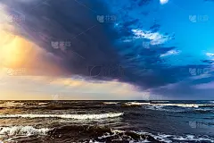 海上美丽的天空