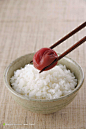 一碗米和一双夹着红果子的筷子
