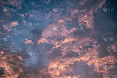 天上的世界概念。暗紫蓝粉自然明亮的晚霞天空积云。背景自然颜色的傍晚云景全景。理想的设计壁纸