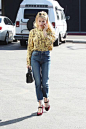 #私服街拍# Emma Roberts 艾玛罗伯茨
天鹅绒玛丽珍鞋好抢眼