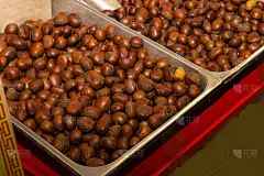 一堆栗子待售