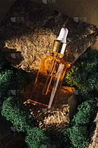 时髦的化妆瓶在一个浅色的背景