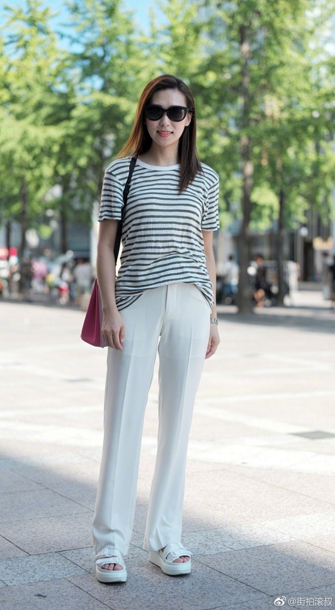 8月19日街拍更新，条纹白裤的舒服美@T...