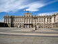 马德里王宫   Palacio Real de Madrid / Royal Palace of Madrid       
马德里王宫是西班牙国王的正式驻地（而非居所），用以举办国事活动和皇家典礼，在没有活动时向公众开放。它修建于18世纪，外表和内部均富丽堂皇。
开放时间：4月至9月周一至周六 9:00-18:00，周日和节假日 9:00-15:00；10月至次年3月周一至周六 9:30-17:00，周日和节假日 9:00-14:00
门票：成人/儿童、学生和欧盟国家老人€10/3.5，欧盟国家游客周三