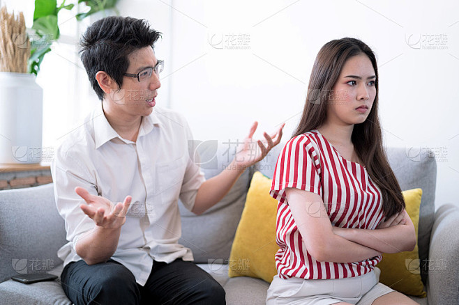 关系问题和离婚，夫妻吵架到不想和对方说话的地步。素材-花瓣网