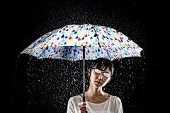 黑背景下雨天打雨伞的女性，macdown高清图片素材，图片，素材，图片设计，插画，插画设计，艺术，创意图片素材，插画雨景，雨景唯美图片，雨景图片素材，高清雨景插画