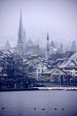 Zug, Switzerland (by armxesde)。楚格（德语：Zug）位于瑞士中部，是楚格州的首府，位于苏黎世和卢塞恩之间，他不仅仅拥有精致的老城和生态漂亮的高山湖泊，他也曾是瑞士最为富有的城市。由于距离苏黎世的距离不远，楚格已经成为苏黎世的卫星城市之一。#旅行##小镇##摄影#