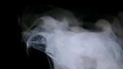 黑色背景上的白色水蒸气