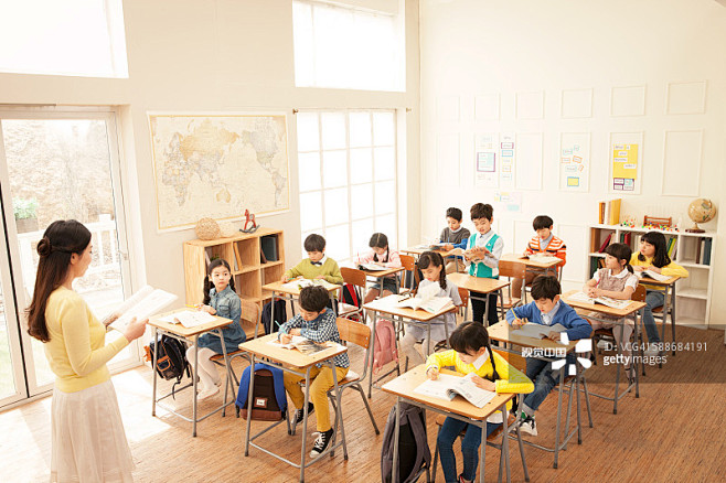 Asian kids in classr...