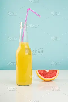 白色和蓝色背景下的橙汁和葡萄柚片