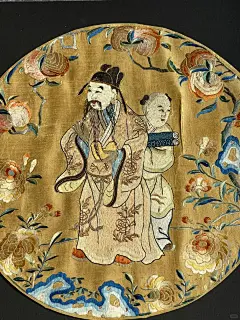 清中期 官绣 黄地 财帛星君送财送福 壽桃纹_1_Song 瑞典_来自小红书网页版
