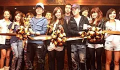 [明星们开淘宝网店之林俊杰] 店主：林俊杰店铺名称：SMG官方淘宝店经营范围：SMG自创潮流品牌专卖(包括男装、女装、帽子、包、配饰等)。店铺经营特点：该品牌淘宝店与上海SMUDGEstore实体店货品与价格同步。SMG的概念来自JJ林俊杰。它是个生活品牌，它认识生活的压力及反覆无常，更充分了解一个人偶尔活在“战火”之下的无奈。这一切都从“Still Moving UnDer Gun fire”－－简称 SMUDGE的概念开始。品牌名称将概念的精髓表达得淋漓尽致，因此SMG形......