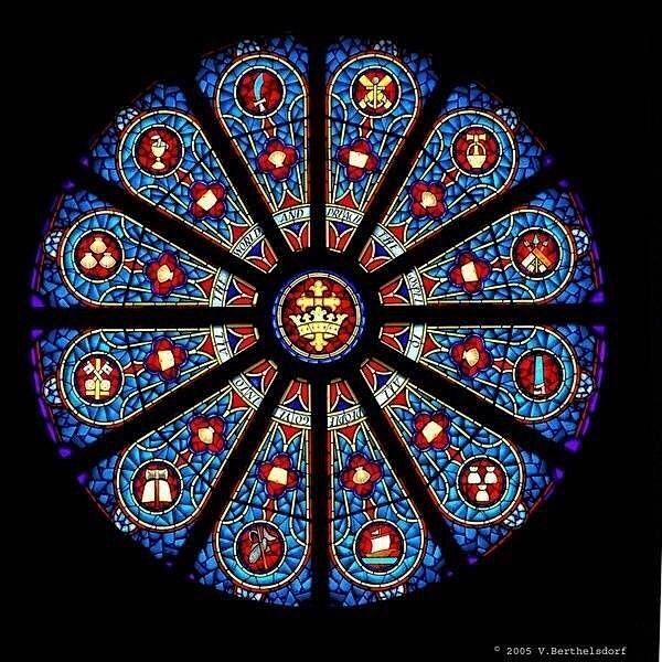 玫瑰窗（the rose window）...