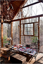 HutDoor山林中的玻璃屋。