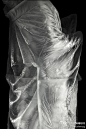 #玻璃艺术#除了享誉世界的玻璃“礼服”，karen lamonte另一组同样著名的创作便是“和服”系列，不见人影，尤见其形，极具神韵的雕塑让玻璃冰冷生硬的一面完全褪去，展现的是这一材质行云流水的表现与感染力。