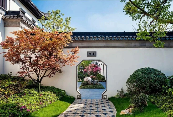 顶级中式别墅景观 绿城 · 苏州桃花源 此项目以苏州的园林和街巷文化为本源， 营造出宁静、安逸的生活环境。 -花瓣网