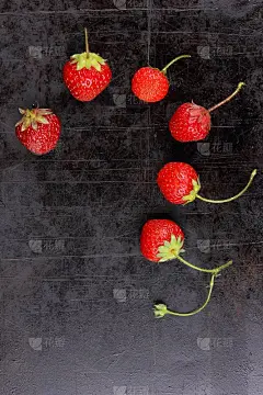 新鲜的草莓在深色的背景上，红色的浆果在旧的表面上，森林浆果，健康的食物，素食，水果在极简主义风格