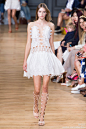 #ELLE带你看时装周#Chloé 2015春夏系列，飘逸的裙裾依旧被风吹起，而绑带凉鞋和工装的加入，让仙气多了份新鲜的叛逆！巴黎时装周更多精彩》http://t.cn/Rhld7fI