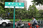  经过整治的莫干山路，道路两侧建成了一条休闲景观带。