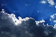 美丽的天空，蓝色的阳光和动态的云