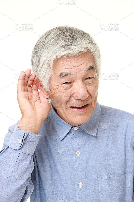 年长的日本人用手在耳朵后面仔细听着素材-花瓣网
