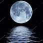 在寒冷的夜晚水蓝色满月