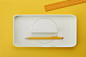 Dial Tray by Selek Design for Rubberband
俄勒冈设计工作室 Selek Design 推出新品 Dial Tray。这是一款巧妙的桌面收纳盒，专为英国设计品牌 Rubberband 而设计。

一个简单的模拟拨盘位于收纳盒中央，允许用户旋转它以容纳不同大小的物体。无论是存放不同种类的笔，还是用于存放便签和纸胶带，Dial Tray 都是一个灵活、美观的桌面收纳解决方案。