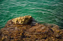 石头，岩石和翡翠海水。Polignano a Mare，意大利。