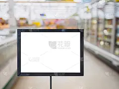 空白板与模糊超市背景