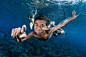 一个年轻的乡村男孩从他的小船上跃入水中，跟当时身着潜水装置的摄影师Shawn Heinrichs打招呼，摄影师边冒泡还不忘拿出水下摄像机捕捉到这灿烂的笑容。这些村民居住在印尼阿洛岛，祖祖辈辈沿海生活，他们大多用手工制作的渔网或木质捕鱼器捕鱼。在这里，你随处可见这样的纯真和欢乐。