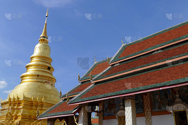 建筑有传统的佛寺和金塔