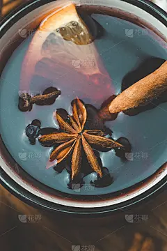 加香料的热葡萄酒背景。一种用红酒、香料和柑橘类水果制成的冬季圣诞热饮。