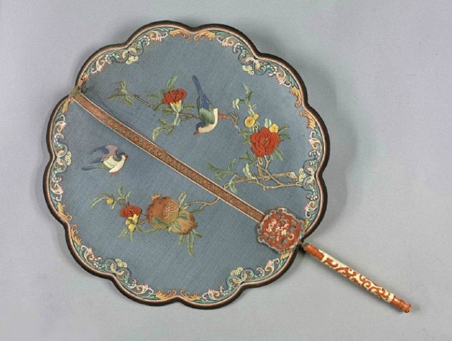 团扇又称宫扇纨扇中国汉族传统艺术品团扇起源于中国是中国发明的而后