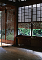 日本住宅室内木窗与白色纹理细节背景