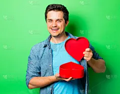 帅哥配心形礼盒