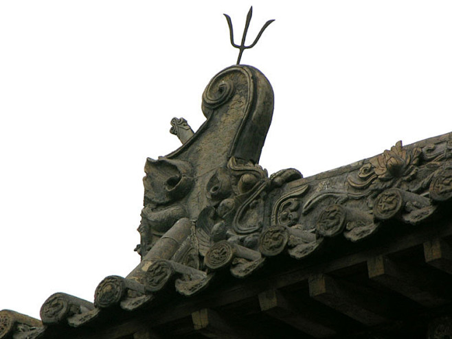 【鸱吻】古人传说，宫殿、庙宇等屋脊上装饰“龙吻兽”可避火灾，驱魑魅。起初并不是龙型的，是由简单的翘突逐渐形成动物形的脊饰，有鸟形的，更多的是 ...