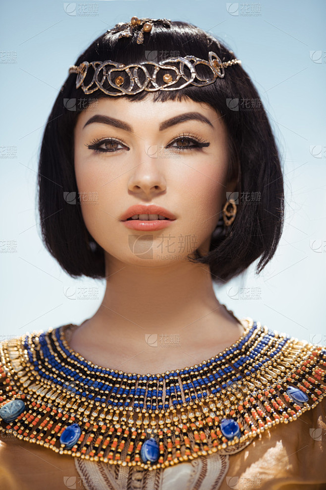 美丽的女人与时尚化妆和发型像埃及女王克娄巴特拉在户外对沙漠